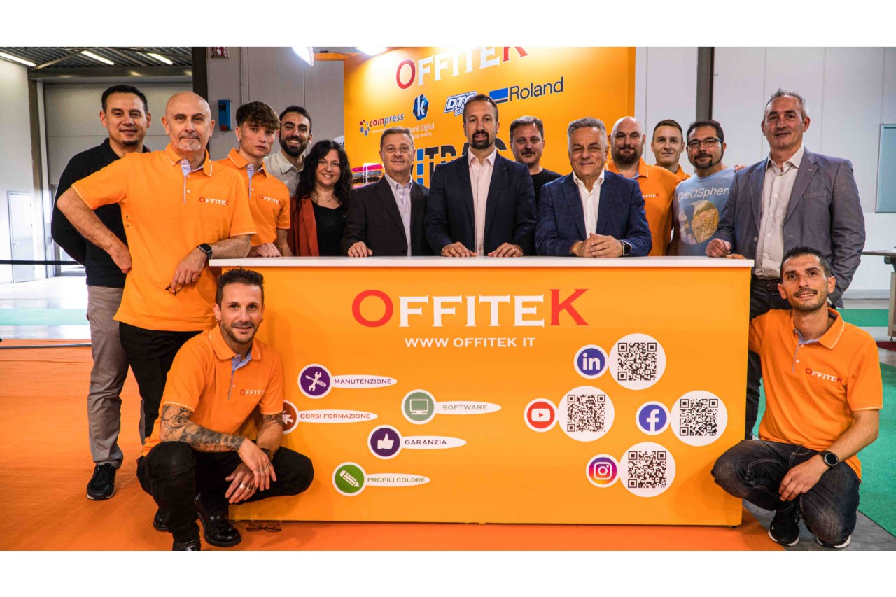 <p>Il team di Offitek pronto per accogliere i visitatori</p>